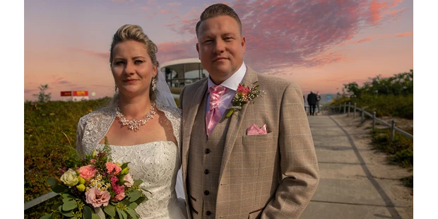 Hochzeitsfotos - Fotobox mit Zubehör - Wietze - Hochzeit Rettungsturm Binz - heiraten Müther Turm am Ostseestrand auf der Insel Rügen. Hochzeitsfotograf Karl-Heinz Fischer buchen für standesamtliche Trauung und Brautpaar Shooting Strandhochzeit auf Rügen 2023 - Hochzeitsfotograf Karl-Heinz Fischer