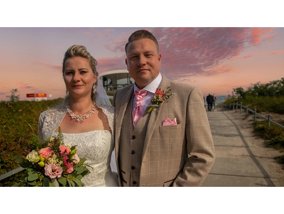 Hochzeitsfotograf: Hochzeit Rettungsturm Binz - heiraten Müther Turm am Ostseestrand auf der Insel Rügen. Hochzeitsfotograf Karl-Heinz Fischer buchen für standesamtliche Trauung und Brautpaar Shooting Strandhochzeit auf Rügen 2023 - Hochzeitsfotograf Karl-Heinz Fischer