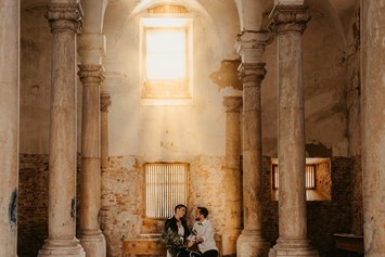Hochzeitsfotograf: Bild entstand bei einem Styledshooting im Marstallt des Innviertler Versailles

WOW-Foto-Award-Gewinnerbild im Bereich "Styledshooting" - Andrea Gadringer