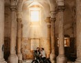 Hochzeitsfotograf: Bild entstand bei einem Styledshooting im Marstallt des Innviertler Versailles

WOW-Foto-Award-Gewinnerbild im Bereich "Styledshooting" - Andrea Gadringer