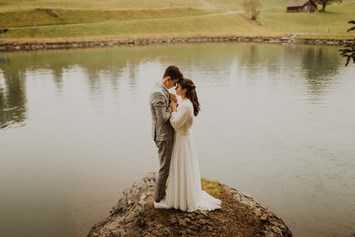 Hochzeitsfotograf: Hochzeit in den Schweizer Bergen an einem Bergsee.
 - Sulamit Eschmann
