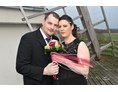 Hochzeitsfotograf: Kleines Brautpaarshoting auf dem Außengeländer der Hochzeitsmühle in Tonnenheider - WB Fotografie Wilh.Bormann