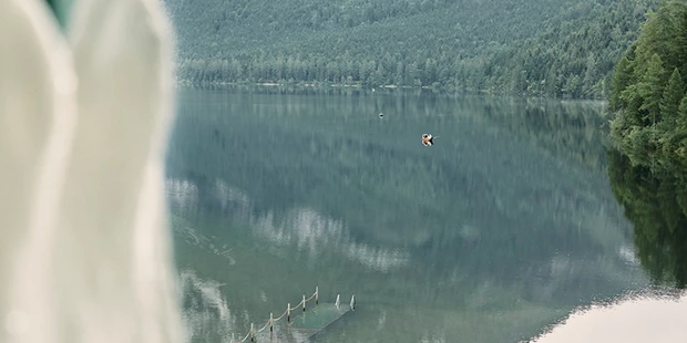 Hochzeitsfotos - Art des Shootings: Trash your Dress - Maria-Lanzendorf - Brautvorbereitungen in Altaussee | www.c-g.wedding - C&G Wedding - Elopement und Hochzeits Fotografie
