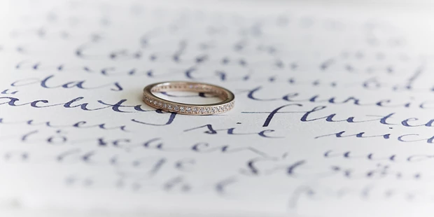 Hochzeitsfotos - Art des Shootings: Trash your Dress - Maria-Lanzendorf - Verlobungsring und Kalligraphie | www.c-g.wedding - C&G Wedding - Elopement und Hochzeits Fotografie