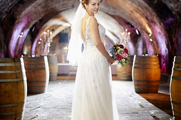 Hochzeitsfotograf: Braut im Weinkeller | www.c-g.wedding - C&G Wedding - Elopement und Hochzeits Fotografie