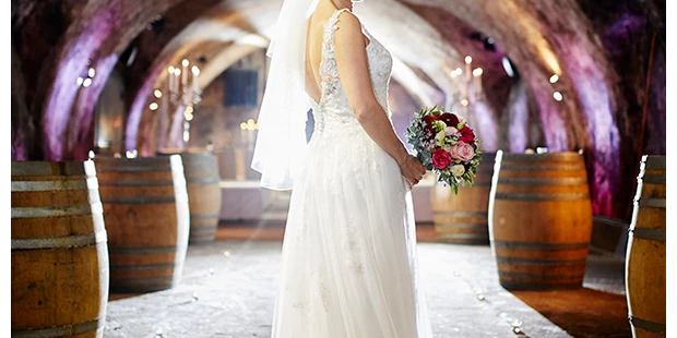 Hochzeitsfotos - Art des Shootings: Trash your Dress - Maria-Lanzendorf - Braut im Weinkeller | www.c-g.wedding - C&G Wedding - Elopement und Hochzeits Fotografie