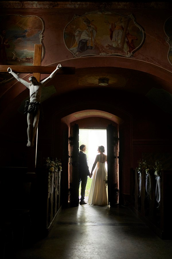 Hochzeitsfotograf: Paar in der Kirche | www.c-g.wedding - C&G Wedding - Elopement und Hochzeits Fotografie