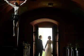 Hochzeitsfotograf: Paar in der Kirche | www.c-g.wedding - C&G Wedding - Elopement und Hochzeits Fotografie