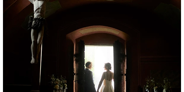 Hochzeitsfotos - Art des Shootings: Trash your Dress - Maria-Lanzendorf - Paar in der Kirche | www.c-g.wedding - C&G Wedding - Elopement und Hochzeits Fotografie