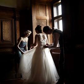 Hochzeitsfotograf: Getting ready, Schloß Spielfeld | www.c-g.wedding - C&G Wedding - Elopement und Hochzeits Fotografie