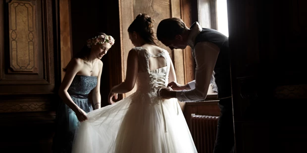 Hochzeitsfotos - Art des Shootings: Trash your Dress - Maria-Lanzendorf - Getting ready, Schloß Spielfeld | www.c-g.wedding - C&G Wedding - Elopement und Hochzeits Fotografie