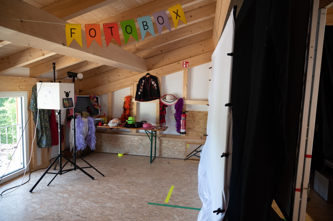 Hochzeitsfotos - Copyright und Rechte: Bilder frei verwendbar - Augsburg - Beispielhafter Aufbau der Fotobox auf einer Hochzeit. - Pipparazzi 