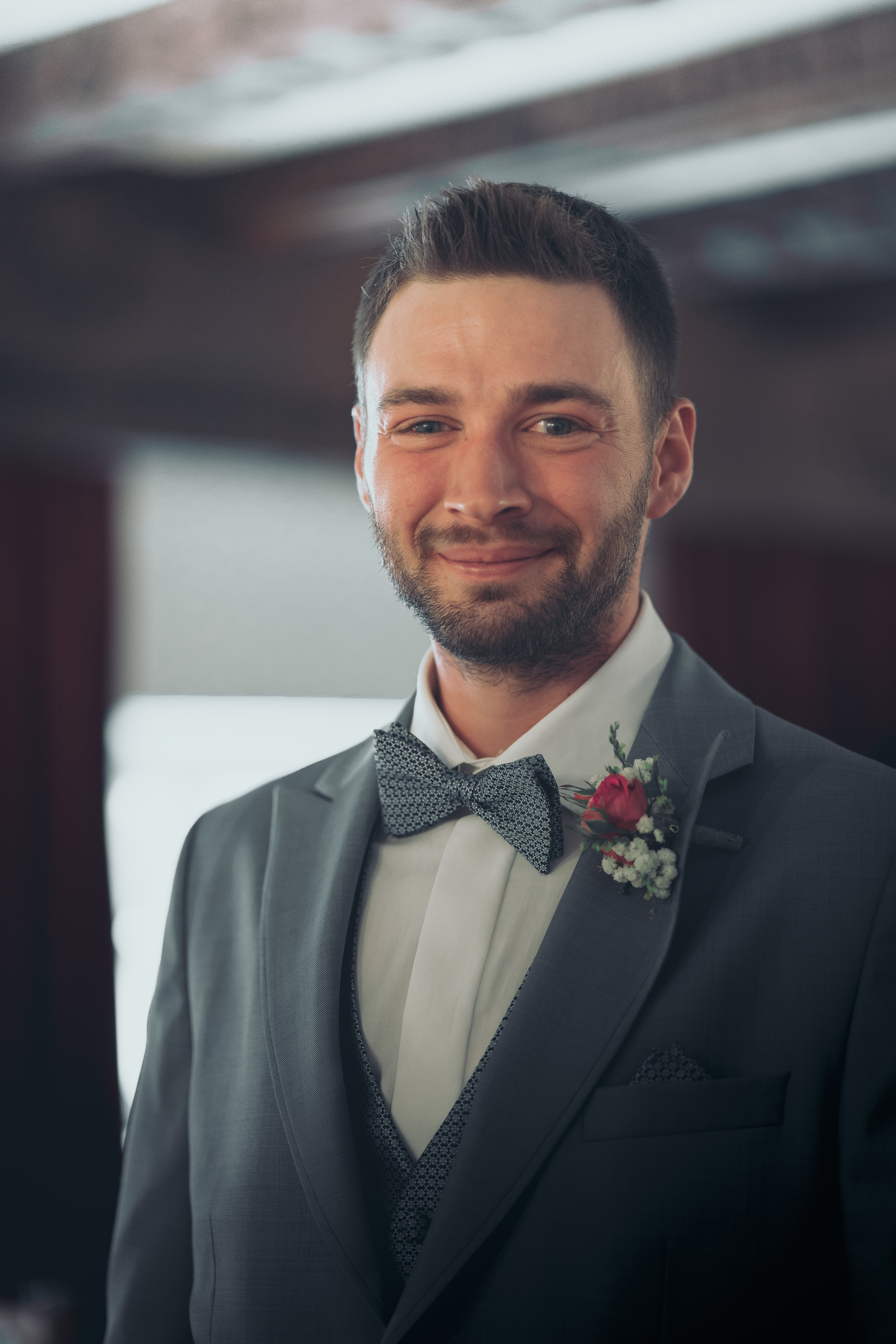 Hochzeitsfotos - Copyright und Rechte: Bilder frei verwendbar - Augsburg - Bräutigam erwartet seine zukünftige Braut im Standesamt - Sabrina Hohn