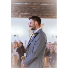 Hochzeitsfotograf: Der Bräutigam während die Braut ihre Rede hält - Sabrina Hohn