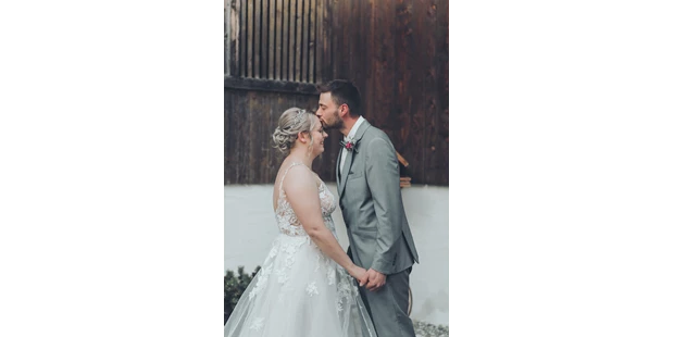 Hochzeitsfotos - Art des Shootings: Hochzeits Shooting - Augsburg - Ein Kuss auf die Stirn bedeutet "Ich liebe Dich" - Sabrina Hohn