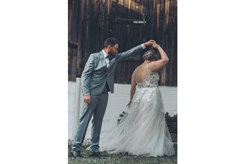 Hochzeitsfotograf: Das Brautpaar durfte schonmal ihren Tanz vor der Feier vorführen - Sabrina Hohn
