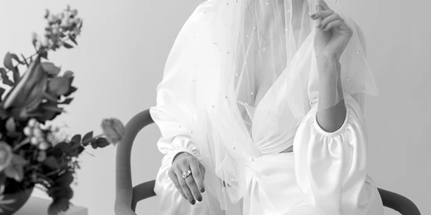 Hochzeitsfotos - Art des Shootings: Trash your Dress - Maria-Lanzendorf - Braut beim Getting Ready Editorial Hochzeitsfotografie Wien - Sandy Alonso Photography