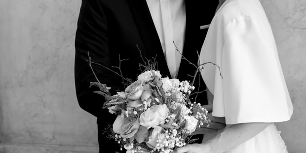 Hochzeitsfotos - Art des Shootings: Trash your Dress - Maria-Lanzendorf - Braut und Bräutigam am Hochzeitstag in Wien eingefangen von Hochzeitsfotograf Sandy Alonso - Sandy Alonso Photography