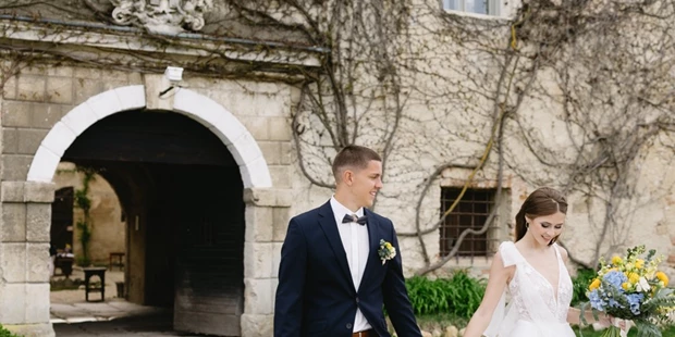 Hochzeitsfotos - Art des Shootings: Trash your Dress - Maria-Lanzendorf - Braut und Bräutigam am Hochzeitstag in Niederösterreich - Sandy Alonso Photography