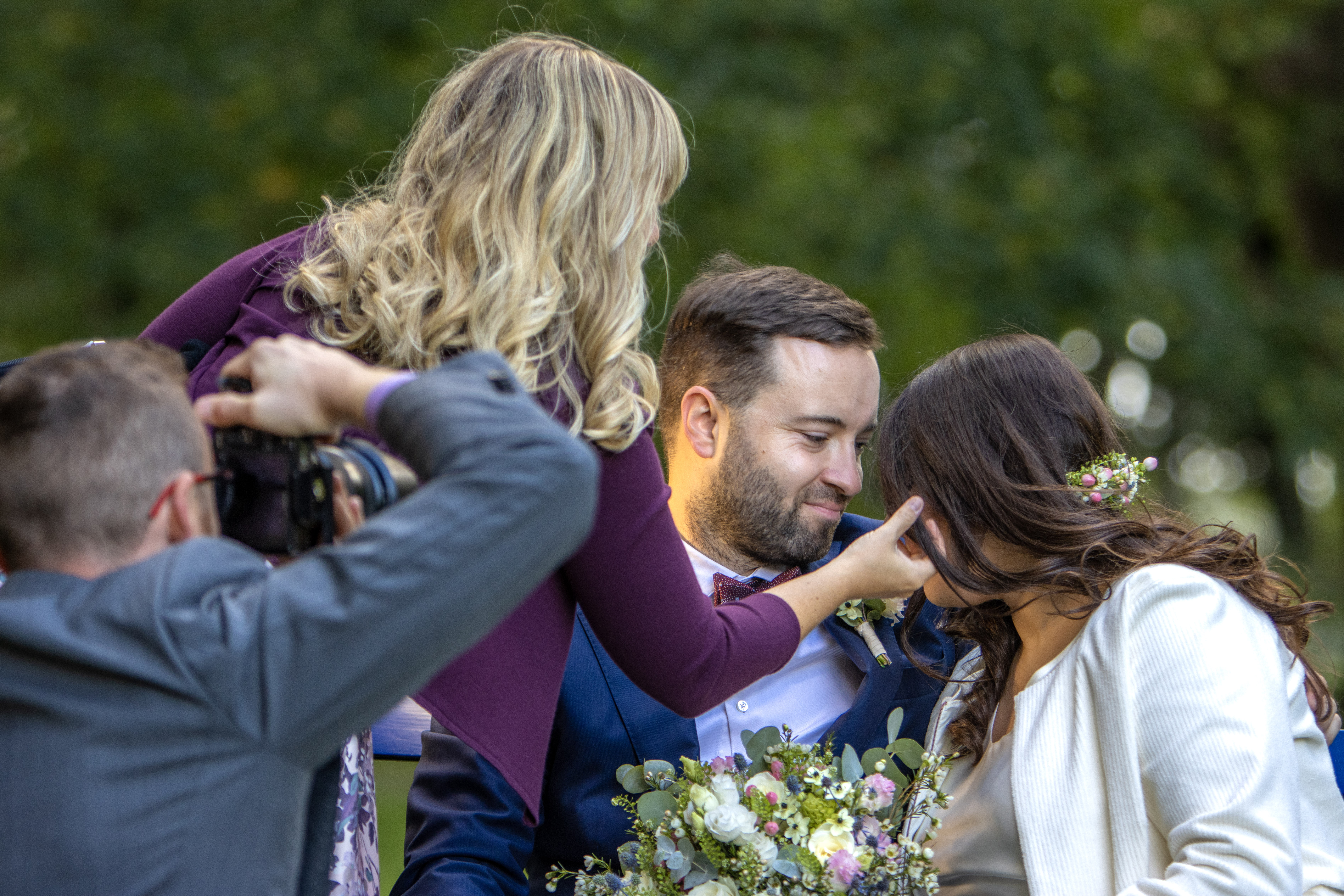 Hochzeitsfotos - Art des Shootings: Fotostory - Oberbayern - Das ist der Grund warum eigentlich immer zu zweit unterwegs sind. Ihr als Brautpaar sollt euch ganz auf den Moment konzentrieren und euch keine Sorgen machen ob das Kleid noch richtig sitzt oder die Frisur in Form ist... dafür sind wir da! - Pietfoto