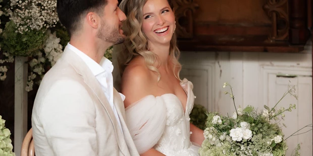 Hochzeitsfotos - Kelsterbach - Eure Hochzeit ist ein einzigartiger Moment voller Liebe, Emotionen und kleiner Details, die euren Tag so besonders machen. Als erfahrener Hochzeitsfotograf sorge ich dafür, dass diese Augenblicke unvergesslich bleiben. Mit einer Kombination aus authentischer Reportage und stilvollen Porträts erzähle ich eure ganz persönliche Liebesgeschichte in Bildern.
Mein Fokus liegt darauf, eure echten Emotionen einzufangen – vom herzlichen Lachen bis hin zu den stillen, intimen Momenten. Mit einer natürlichen und unaufdringlichen Herangehensweise schaffe ich eine entspannte Atmosphäre, in der ihr euch ganz aufeinander konzentrieren könnt. Ob romantische Paarshootings, ausgelassene Feiermomente oder die kleinsten Details eurer Dekoration – ich halte sie mit Leidenschaft fest.
Lasst uns gemeinsam eure Geschichte erzählen! Ich freue mich darauf, Teil eures großen Tages zu sein und ihn mit wunderschönen Bildern für immer festzuhalten. Kontaktiert mich gerne, um euren Termin zu sichern oder mehr über meine Hochzeitsfotografie zu erfahren. - Marina Leimpek Fotografie