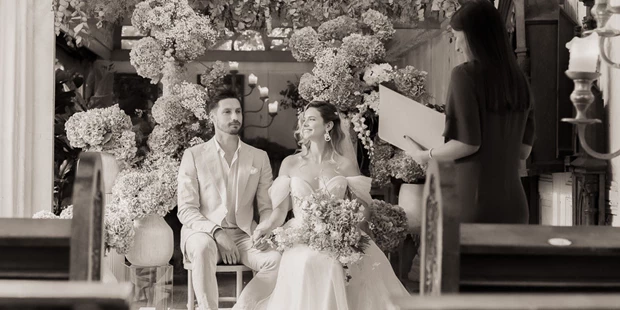 Hochzeitsfotos - Kelsterbach - Eure Hochzeit ist ein einzigartiger Moment voller Liebe, Emotionen und kleiner Details, die euren Tag so besonders machen. Als erfahrener Hochzeitsfotograf sorge ich dafür, dass diese Augenblicke unvergesslich bleiben. Mit einer Kombination aus authentischer Reportage und stilvollen Porträts erzähle ich eure ganz persönliche Liebesgeschichte in Bildern.
Mein Fokus liegt darauf, eure echten Emotionen einzufangen – vom herzlichen Lachen bis hin zu den stillen, intimen Momenten. Mit einer natürlichen und unaufdringlichen Herangehensweise schaffe ich eine entspannte Atmosphäre, in der ihr euch ganz aufeinander konzentrieren könnt. Ob romantische Paarshootings, ausgelassene Feiermomente oder die kleinsten Details eurer Dekoration – ich halte sie mit Leidenschaft fest.
Lasst uns gemeinsam eure Geschichte erzählen! Ich freue mich darauf, Teil eures großen Tages zu sein und ihn mit wunderschönen Bildern für immer festzuhalten. Kontaktiert mich gerne, um euren Termin zu sichern oder mehr über meine Hochzeitsfotografie zu erfahren. - Marina Leimpek Fotografie