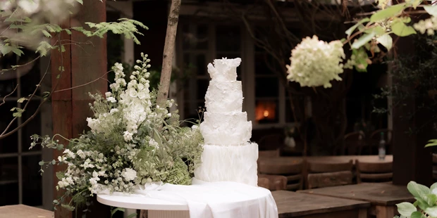 Hochzeitsfotos - Kelsterbach - Eure Hochzeit ist ein einzigartiger Moment voller Liebe, Emotionen und kleiner Details, die euren Tag so besonders machen. Als erfahrener Hochzeitsfotograf sorge ich dafür, dass diese Augenblicke unvergesslich bleiben. Mit einer Kombination aus authentischer Reportage und stilvollen Porträts erzähle ich eure ganz persönliche Liebesgeschichte in Bildern.
Mein Fokus liegt darauf, eure echten Emotionen einzufangen – vom herzlichen Lachen bis hin zu den stillen, intimen Momenten. Mit einer natürlichen und unaufdringlichen Herangehensweise schaffe ich eine entspannte Atmosphäre, in der ihr euch ganz aufeinander konzentrieren könnt. Ob romantische Paarshootings, ausgelassene Feiermomente oder die kleinsten Details eurer Dekoration – ich halte sie mit Leidenschaft fest.
Lasst uns gemeinsam eure Geschichte erzählen! Ich freue mich darauf, Teil eures großen Tages zu sein und ihn mit wunderschönen Bildern für immer festzuhalten. Kontaktiert mich gerne, um euren Termin zu sichern oder mehr über meine Hochzeitsfotografie zu erfahren. - Marina Leimpek Fotografie