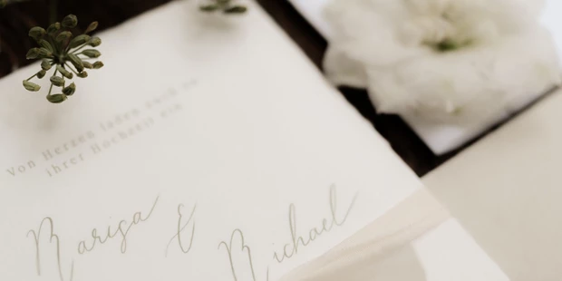 Hochzeitsfotos - Kelsterbach - Eure Hochzeit ist ein einzigartiger Moment voller Liebe, Emotionen und kleiner Details, die euren Tag so besonders machen. Als erfahrener Hochzeitsfotograf sorge ich dafür, dass diese Augenblicke unvergesslich bleiben. Mit einer Kombination aus authentischer Reportage und stilvollen Porträts erzähle ich eure ganz persönliche Liebesgeschichte in Bildern.
Mein Fokus liegt darauf, eure echten Emotionen einzufangen – vom herzlichen Lachen bis hin zu den stillen, intimen Momenten. Mit einer natürlichen und unaufdringlichen Herangehensweise schaffe ich eine entspannte Atmosphäre, in der ihr euch ganz aufeinander konzentrieren könnt. Ob romantische Paarshootings, ausgelassene Feiermomente oder die kleinsten Details eurer Dekoration – ich halte sie mit Leidenschaft fest.
Lasst uns gemeinsam eure Geschichte erzählen! Ich freue mich darauf, Teil eures großen Tages zu sein und ihn mit wunderschönen Bildern für immer festzuhalten. Kontaktiert mich gerne, um euren Termin zu sichern oder mehr über meine Hochzeitsfotografie zu erfahren. - Marina Leimpek Fotografie