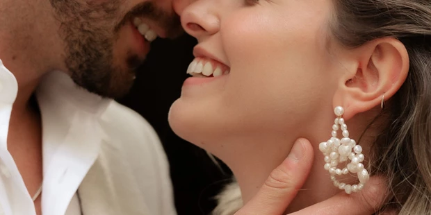 Hochzeitsfotos - Kelsterbach - Eure Hochzeit ist ein einzigartiger Moment voller Liebe, Emotionen und kleiner Details, die euren Tag so besonders machen. Als erfahrener Hochzeitsfotograf sorge ich dafür, dass diese Augenblicke unvergesslich bleiben. Mit einer Kombination aus authentischer Reportage und stilvollen Porträts erzähle ich eure ganz persönliche Liebesgeschichte in Bildern.
Mein Fokus liegt darauf, eure echten Emotionen einzufangen – vom herzlichen Lachen bis hin zu den stillen, intimen Momenten. Mit einer natürlichen und unaufdringlichen Herangehensweise schaffe ich eine entspannte Atmosphäre, in der ihr euch ganz aufeinander konzentrieren könnt. Ob romantische Paarshootings, ausgelassene Feiermomente oder die kleinsten Details eurer Dekoration – ich halte sie mit Leidenschaft fest.
Lasst uns gemeinsam eure Geschichte erzählen! Ich freue mich darauf, Teil eures großen Tages zu sein und ihn mit wunderschönen Bildern für immer festzuhalten. Kontaktiert mich gerne, um euren Termin zu sichern oder mehr über meine Hochzeitsfotografie zu erfahren. - Marina Leimpek Fotografie