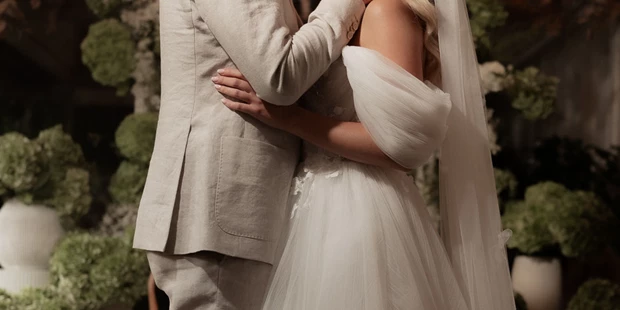 Hochzeitsfotos - Kelsterbach - Eure Hochzeit ist ein einzigartiger Moment voller Liebe, Emotionen und kleiner Details, die euren Tag so besonders machen. Als erfahrener Hochzeitsfotograf sorge ich dafür, dass diese Augenblicke unvergesslich bleiben. Mit einer Kombination aus authentischer Reportage und stilvollen Porträts erzähle ich eure ganz persönliche Liebesgeschichte in Bildern.
Mein Fokus liegt darauf, eure echten Emotionen einzufangen – vom herzlichen Lachen bis hin zu den stillen, intimen Momenten. Mit einer natürlichen und unaufdringlichen Herangehensweise schaffe ich eine entspannte Atmosphäre, in der ihr euch ganz aufeinander konzentrieren könnt. Ob romantische Paarshootings, ausgelassene Feiermomente oder die kleinsten Details eurer Dekoration – ich halte sie mit Leidenschaft fest.
Lasst uns gemeinsam eure Geschichte erzählen! Ich freue mich darauf, Teil eures großen Tages zu sein und ihn mit wunderschönen Bildern für immer festzuhalten. Kontaktiert mich gerne, um euren Termin zu sichern oder mehr über meine Hochzeitsfotografie zu erfahren. - Marina Leimpek Fotografie