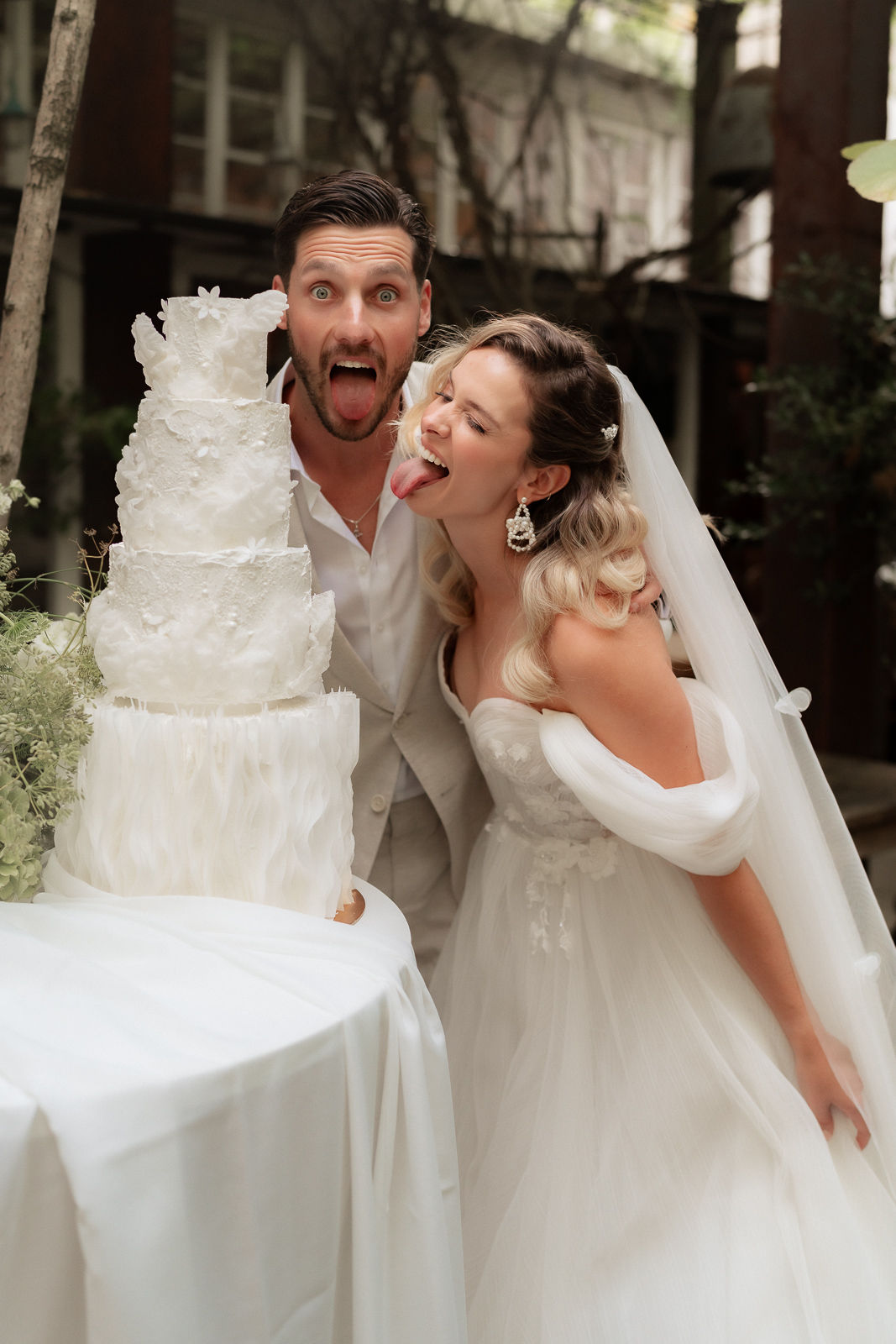 Hochzeitsfotograf: Eure Hochzeit ist ein einzigartiger Moment voller Liebe, Emotionen und kleiner Details, die euren Tag so besonders machen. Als erfahrener Hochzeitsfotograf sorge ich dafür, dass diese Augenblicke unvergesslich bleiben. Mit einer Kombination aus authentischer Reportage und stilvollen Porträts erzähle ich eure ganz persönliche Liebesgeschichte in Bildern.

Mein Fokus liegt darauf, eure echten Emotionen einzufangen – vom herzlichen Lachen bis hin zu den stillen, intimen Momenten. Mit einer natürlichen und unaufdringlichen Herangehensweise schaffe ich eine entspannte Atmosphäre, in der ihr euch ganz aufeinander konzentrieren könnt. Ob romantische Paarshootings, ausgelassene Feiermomente oder die kleinsten Details eurer Dekoration – ich halte sie mit Leidenschaft fest.

Lasst uns gemeinsam eure Geschichte erzählen! Ich freue mich darauf, Teil eures großen Tages zu sein und ihn mit wunderschönen Bildern für immer festzuhalten. Kontaktiert mich gerne, um euren Termin zu sichern oder mehr über meine Hochzeitsfotografie zu erfahren. - Marina Leimpek Fotografie 