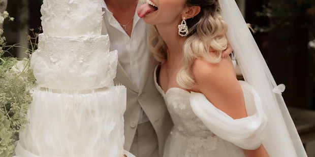 Hochzeitsfotos - Kelsterbach - Eure Hochzeit ist ein einzigartiger Moment voller Liebe, Emotionen und kleiner Details, die euren Tag so besonders machen. Als erfahrener Hochzeitsfotograf sorge ich dafür, dass diese Augenblicke unvergesslich bleiben. Mit einer Kombination aus authentischer Reportage und stilvollen Porträts erzähle ich eure ganz persönliche Liebesgeschichte in Bildern.
Mein Fokus liegt darauf, eure echten Emotionen einzufangen – vom herzlichen Lachen bis hin zu den stillen, intimen Momenten. Mit einer natürlichen und unaufdringlichen Herangehensweise schaffe ich eine entspannte Atmosphäre, in der ihr euch ganz aufeinander konzentrieren könnt. Ob romantische Paarshootings, ausgelassene Feiermomente oder die kleinsten Details eurer Dekoration – ich halte sie mit Leidenschaft fest.
Lasst uns gemeinsam eure Geschichte erzählen! Ich freue mich darauf, Teil eures großen Tages zu sein und ihn mit wunderschönen Bildern für immer festzuhalten. Kontaktiert mich gerne, um euren Termin zu sichern oder mehr über meine Hochzeitsfotografie zu erfahren. - Marina Leimpek Fotografie