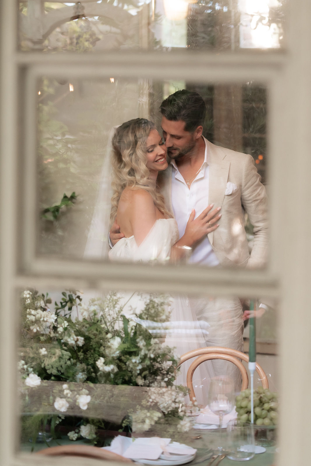 Hochzeitsfotograf: Eure Hochzeit ist ein einzigartiger Moment voller Liebe, Emotionen und kleiner Details, die euren Tag so besonders machen. Als erfahrener Hochzeitsfotograf sorge ich dafür, dass diese Augenblicke unvergesslich bleiben. Mit einer Kombination aus authentischer Reportage und stilvollen Porträts erzähle ich eure ganz persönliche Liebesgeschichte in Bildern.

Mein Fokus liegt darauf, eure echten Emotionen einzufangen – vom herzlichen Lachen bis hin zu den stillen, intimen Momenten. Mit einer natürlichen und unaufdringlichen Herangehensweise schaffe ich eine entspannte Atmosphäre, in der ihr euch ganz aufeinander konzentrieren könnt. Ob romantische Paarshootings, ausgelassene Feiermomente oder die kleinsten Details eurer Dekoration – ich halte sie mit Leidenschaft fest.

Lasst uns gemeinsam eure Geschichte erzählen! Ich freue mich darauf, Teil eures großen Tages zu sein und ihn mit wunderschönen Bildern für immer festzuhalten. Kontaktiert mich gerne, um euren Termin zu sichern oder mehr über meine Hochzeitsfotografie zu erfahren. - Marina Leimpek Fotografie 