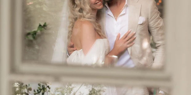 Hochzeitsfotos - Kelsterbach - Eure Hochzeit ist ein einzigartiger Moment voller Liebe, Emotionen und kleiner Details, die euren Tag so besonders machen. Als erfahrener Hochzeitsfotograf sorge ich dafür, dass diese Augenblicke unvergesslich bleiben. Mit einer Kombination aus authentischer Reportage und stilvollen Porträts erzähle ich eure ganz persönliche Liebesgeschichte in Bildern.
Mein Fokus liegt darauf, eure echten Emotionen einzufangen – vom herzlichen Lachen bis hin zu den stillen, intimen Momenten. Mit einer natürlichen und unaufdringlichen Herangehensweise schaffe ich eine entspannte Atmosphäre, in der ihr euch ganz aufeinander konzentrieren könnt. Ob romantische Paarshootings, ausgelassene Feiermomente oder die kleinsten Details eurer Dekoration – ich halte sie mit Leidenschaft fest.
Lasst uns gemeinsam eure Geschichte erzählen! Ich freue mich darauf, Teil eures großen Tages zu sein und ihn mit wunderschönen Bildern für immer festzuhalten. Kontaktiert mich gerne, um euren Termin zu sichern oder mehr über meine Hochzeitsfotografie zu erfahren. - Marina Leimpek Fotografie