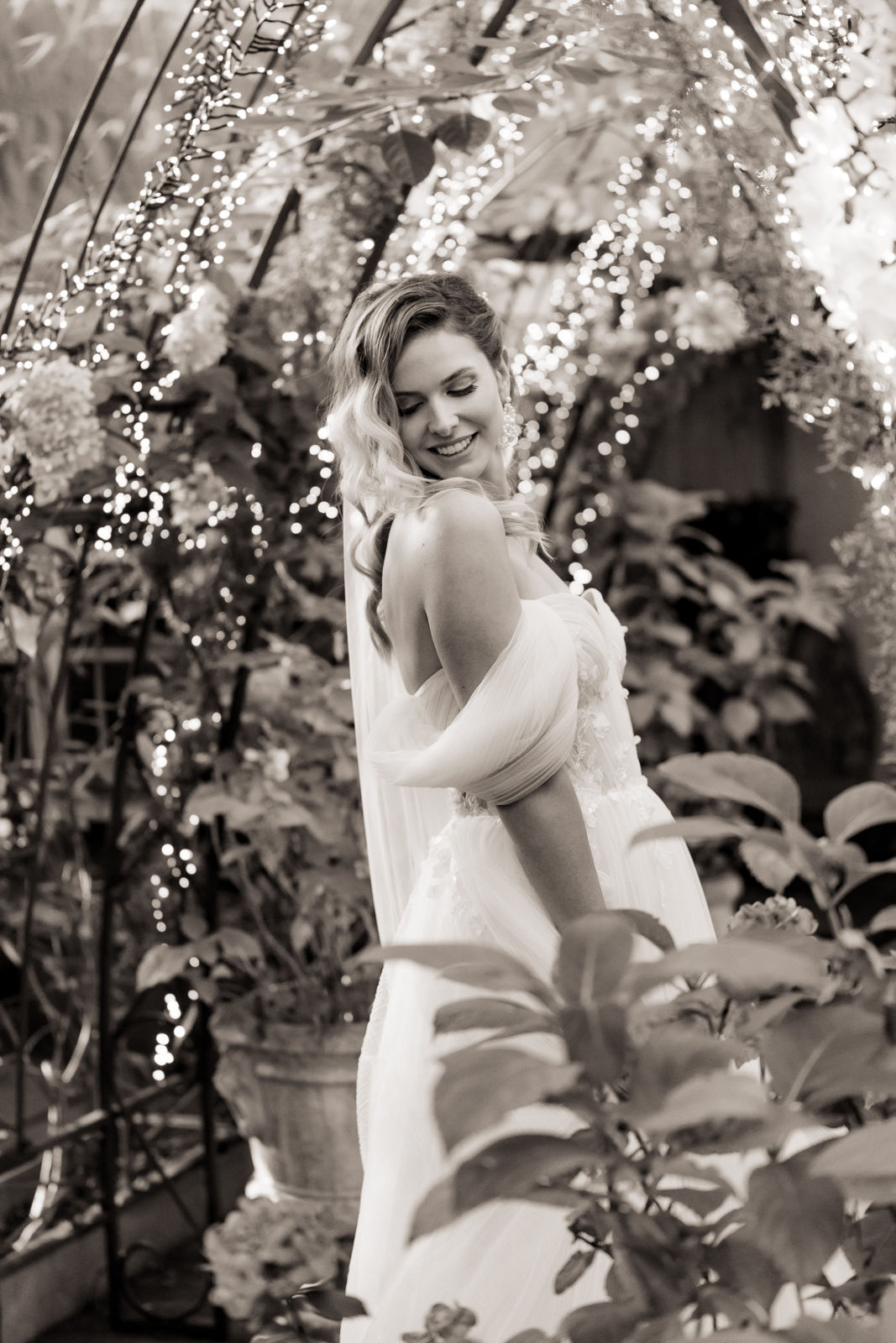 Hochzeitsfotograf: Eure Hochzeit ist ein einzigartiger Moment voller Liebe, Emotionen und kleiner Details, die euren Tag so besonders machen. Als erfahrener Hochzeitsfotograf sorge ich dafür, dass diese Augenblicke unvergesslich bleiben. Mit einer Kombination aus authentischer Reportage und stilvollen Porträts erzähle ich eure ganz persönliche Liebesgeschichte in Bildern.

Mein Fokus liegt darauf, eure echten Emotionen einzufangen – vom herzlichen Lachen bis hin zu den stillen, intimen Momenten. Mit einer natürlichen und unaufdringlichen Herangehensweise schaffe ich eine entspannte Atmosphäre, in der ihr euch ganz aufeinander konzentrieren könnt. Ob romantische Paarshootings, ausgelassene Feiermomente oder die kleinsten Details eurer Dekoration – ich halte sie mit Leidenschaft fest.

Lasst uns gemeinsam eure Geschichte erzählen! Ich freue mich darauf, Teil eures großen Tages zu sein und ihn mit wunderschönen Bildern für immer festzuhalten. Kontaktiert mich gerne, um euren Termin zu sichern oder mehr über meine Hochzeitsfotografie zu erfahren. - Marina Leimpek Fotografie 