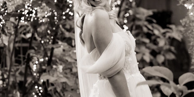 Hochzeitsfotos - Kelsterbach - Eure Hochzeit ist ein einzigartiger Moment voller Liebe, Emotionen und kleiner Details, die euren Tag so besonders machen. Als erfahrener Hochzeitsfotograf sorge ich dafür, dass diese Augenblicke unvergesslich bleiben. Mit einer Kombination aus authentischer Reportage und stilvollen Porträts erzähle ich eure ganz persönliche Liebesgeschichte in Bildern.
Mein Fokus liegt darauf, eure echten Emotionen einzufangen – vom herzlichen Lachen bis hin zu den stillen, intimen Momenten. Mit einer natürlichen und unaufdringlichen Herangehensweise schaffe ich eine entspannte Atmosphäre, in der ihr euch ganz aufeinander konzentrieren könnt. Ob romantische Paarshootings, ausgelassene Feiermomente oder die kleinsten Details eurer Dekoration – ich halte sie mit Leidenschaft fest.
Lasst uns gemeinsam eure Geschichte erzählen! Ich freue mich darauf, Teil eures großen Tages zu sein und ihn mit wunderschönen Bildern für immer festzuhalten. Kontaktiert mich gerne, um euren Termin zu sichern oder mehr über meine Hochzeitsfotografie zu erfahren. - Marina Leimpek Fotografie