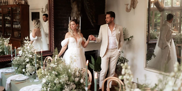 Hochzeitsfotos - Kelsterbach - Eure Hochzeit ist ein einzigartiger Moment voller Liebe, Emotionen und kleiner Details, die euren Tag so besonders machen. Als erfahrener Hochzeitsfotograf sorge ich dafür, dass diese Augenblicke unvergesslich bleiben. Mit einer Kombination aus authentischer Reportage und stilvollen Porträts erzähle ich eure ganz persönliche Liebesgeschichte in Bildern.
Mein Fokus liegt darauf, eure echten Emotionen einzufangen – vom herzlichen Lachen bis hin zu den stillen, intimen Momenten. Mit einer natürlichen und unaufdringlichen Herangehensweise schaffe ich eine entspannte Atmosphäre, in der ihr euch ganz aufeinander konzentrieren könnt. Ob romantische Paarshootings, ausgelassene Feiermomente oder die kleinsten Details eurer Dekoration – ich halte sie mit Leidenschaft fest.
Lasst uns gemeinsam eure Geschichte erzählen! Ich freue mich darauf, Teil eures großen Tages zu sein und ihn mit wunderschönen Bildern für immer festzuhalten. Kontaktiert mich gerne, um euren Termin zu sichern oder mehr über meine Hochzeitsfotografie zu erfahren. - Marina Leimpek Fotografie