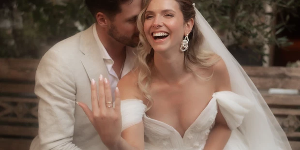 Hochzeitsfotos - Kelsterbach - Eure Hochzeit ist ein einzigartiger Moment voller Liebe, Emotionen und kleiner Details, die euren Tag so besonders machen. Als erfahrener Hochzeitsfotograf sorge ich dafür, dass diese Augenblicke unvergesslich bleiben. Mit einer Kombination aus authentischer Reportage und stilvollen Porträts erzähle ich eure ganz persönliche Liebesgeschichte in Bildern.
Mein Fokus liegt darauf, eure echten Emotionen einzufangen – vom herzlichen Lachen bis hin zu den stillen, intimen Momenten. Mit einer natürlichen und unaufdringlichen Herangehensweise schaffe ich eine entspannte Atmosphäre, in der ihr euch ganz aufeinander konzentrieren könnt. Ob romantische Paarshootings, ausgelassene Feiermomente oder die kleinsten Details eurer Dekoration – ich halte sie mit Leidenschaft fest.
Lasst uns gemeinsam eure Geschichte erzählen! Ich freue mich darauf, Teil eures großen Tages zu sein und ihn mit wunderschönen Bildern für immer festzuhalten. Kontaktiert mich gerne, um euren Termin zu sichern oder mehr über meine Hochzeitsfotografie zu erfahren. - Marina Leimpek Fotografie