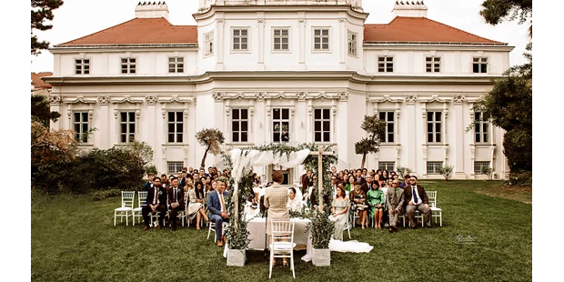 Hochzeitsfotos - Art des Shootings: Trash your Dress - Maria-Lanzendorf - Wow…was für eine wundervolle Hochzeit! Das Konzept und die liebevolle offene Art von Janet und Lam hat mich sofort überzeugt, da musste ich nicht lange überlegen, 2 Menschen, mit riesigen Herzen & viel Liebe zum Detail, das passt! Die beiden entschlossen sich, ihr persönliches Eheversprechen beim First Look zu sagen, diesen Moment wollten die beiden nur für sich, ich sage euch, es war magisch, die Stille, der Wald, ein unfassbar schöner Moment! Einen Nebeneffekt hat diese Zeit der Zweisamkeit vor der Freien Trauung natürlich auch, es senkt die Nervosität und Aufregung. Die freie Trauung mit anschließender Feier fand im Palais Schönburg in Wien statt, eine außergewöhnliche Location mit tollem Essen und einem super Team! Kann ich auf jeden Fall weiterempfehlen! Es wurde gelacht, getanzt und gesungen, die Stimmung war bombastisch! Die Beiden wissen, wie man feiert! Ein wundervoller Anfang einer wundervollen Ehe.
Danke ihr Lieben für die lockere & herzliche Atmosphäre, einen besseren Abschluss der Saison 2022 hätte ich mir nicht vorstellen können! - artformat.at