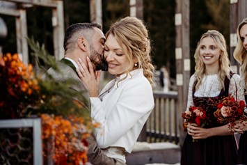 Hochzeitsfotograf: Bräutigam küsst Braut zärtlich - Facetten Fotografie
