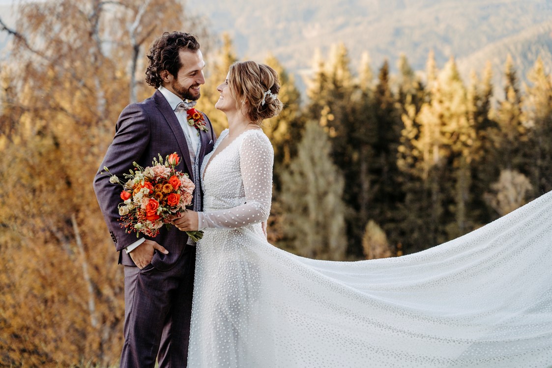 Hochzeitsfotograf: Brautpaar vor Herbstwald - Facetten Fotografie