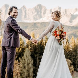 Hochzeitsfotograf: Brautpaar sieht lächelnd in die Kamera - Facetten Fotografie