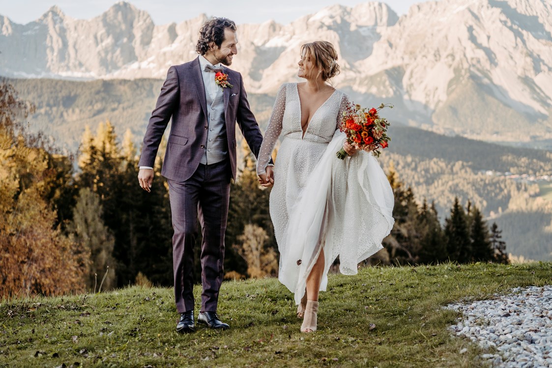 Hochzeitsfotograf: Brautpaar vor einem traumhaftem Bergpanorama - Facetten Fotografie