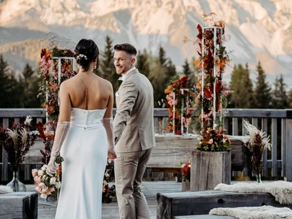 Hochzeitsfotos - Wildsteig - Brautpaar vor einem traumhaft geschmückten Altar - Facetten Fotografie