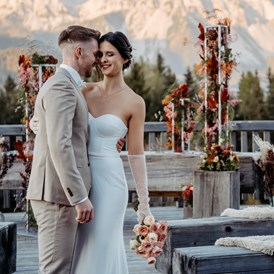 Hochzeitsfotograf: Bräutigam zieht seine Braut liebevoll zu sich - Facetten Fotografie