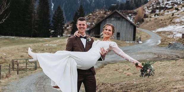 Hochzeitsfotos - Art des Shootings: Hochzeits Shooting - Appenzell - Brautpaar nach dem First Look - Sophia Eerden