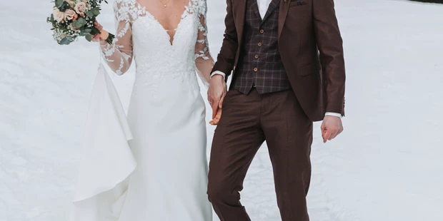 Hochzeitsfotos - Art des Shootings: Hochzeits Shooting - Appenzell - Happy bride and groom walking through the snow holding hands in Austria - Sophia Eerden