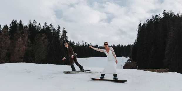 Hochzeitsfotos - Art des Shootings: Hochzeits Shooting - Appenzell - Heiraten im Schnee und snowboarden auf der Hochzeit in Vorarlberg - Sophia Eerden