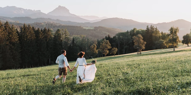 Hochzeitsfotos - Art des Shootings: Hochzeits Shooting - Appenzell - Fotoshooting mit dem Brautpaar bei Sonnenuntergang in Oberösterreich - Sophia Eerden