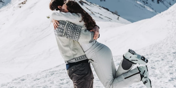Hochzeitsfotos - Art des Shootings: Hochzeits Shooting - Appenzell - Das Brautpaar umarmt sich beim Paarshooting am Berg auf der Winterhochzeit im Alpbachtal.  - Sophia Eerden